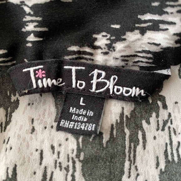 Time to Bloom black and white top, size L - Picture 3 of 4